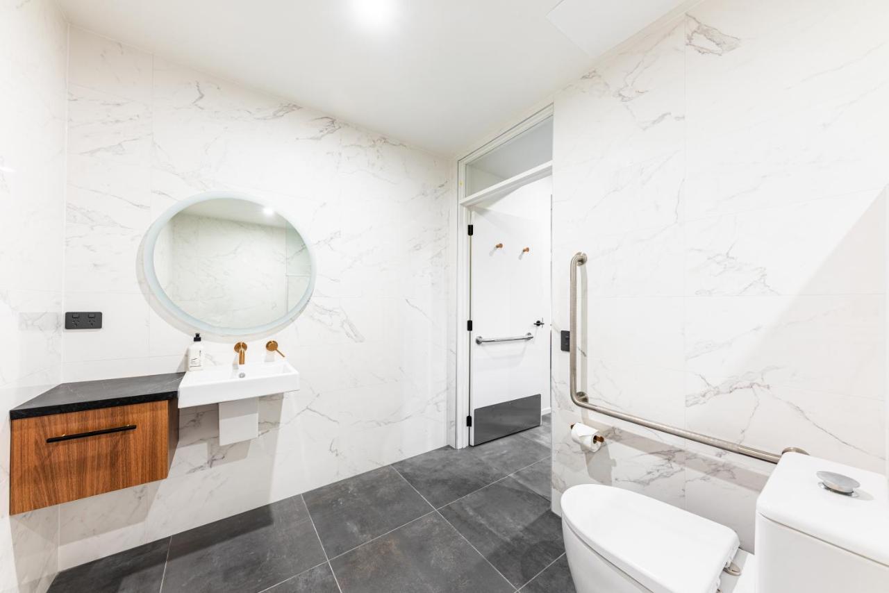 Galaxy Boutique Hotel Lake Tekapo Εξωτερικό φωτογραφία A modern bathroom