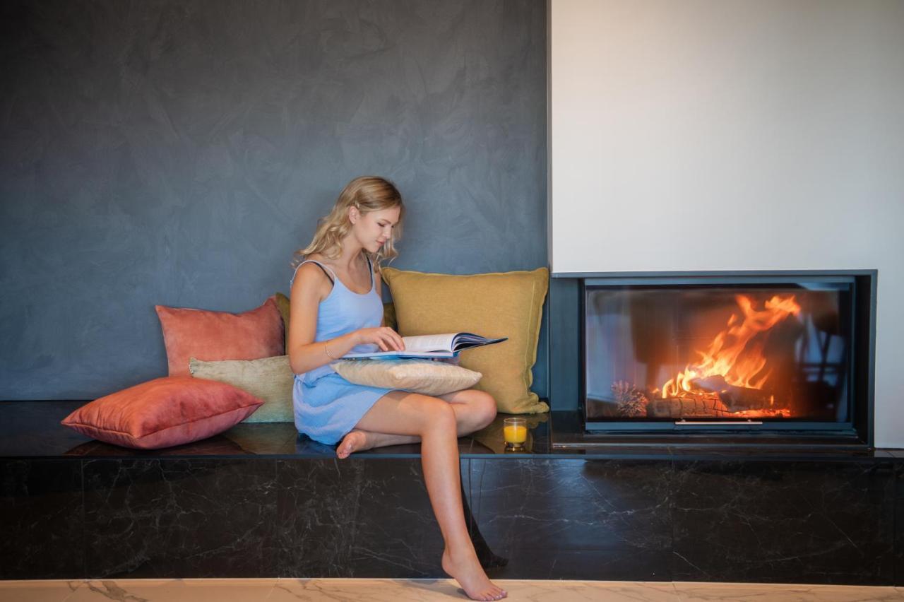 Galaxy Boutique Hotel Lake Tekapo Εξωτερικό φωτογραφία A woman reading a book by a fireplace